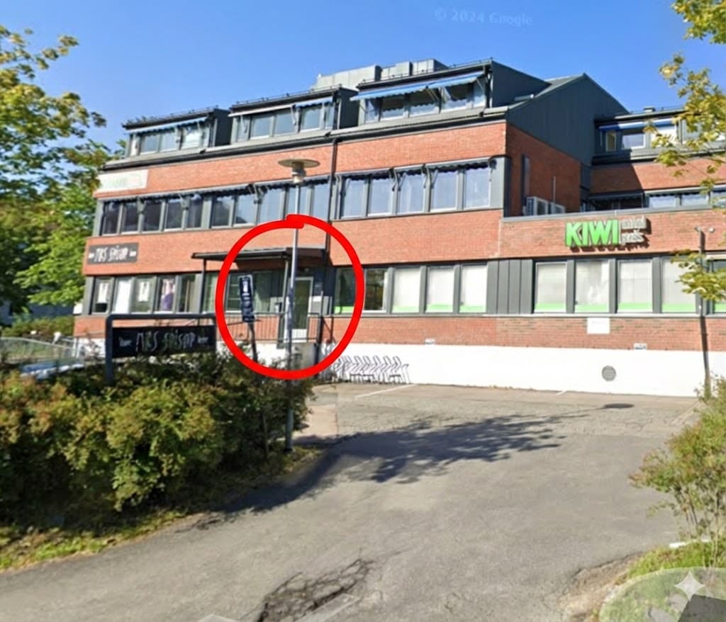 Lambertseter Moské — inngang markert med rød sirkel